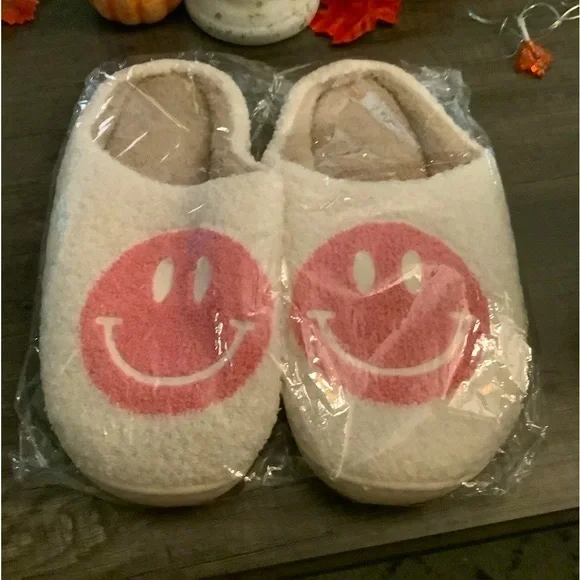 - Retro Smiley face Soft Plush Comfy Warm Slip-on Slippers, Non Slip nwot - Picture 3 of 7